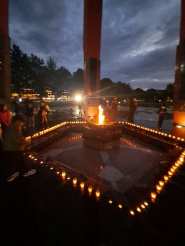 ТРАДИЦИОННАЯ АКЦИЯ «СВЕЧИ ПАМЯТИ» ВЕЧЕРОМ 8 МАЯ 2026-ГО ГОДА НА МЕМОРИАЛЕ «ВЕЧНОСТЬ» БЫЛИ ЗАЖЖЕНЫ 1418 ПАМЯТНЫХ СВЕЧЕЙ ПО ЧИСЛУ ДНЕЙ ВЕЛИКОЙ ОТЕЧЕСТВЕННОЙ ВОЙНЫ.