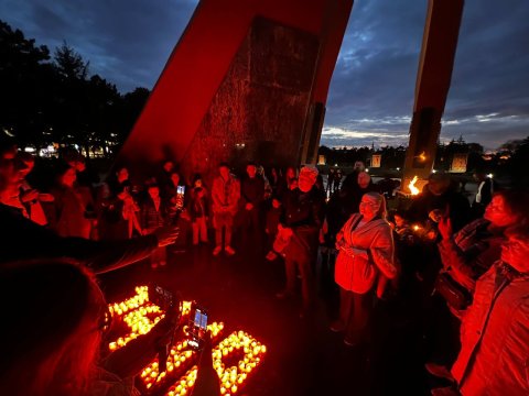 ТРАДИЦИОННАЯ АКЦИЯ «СВЕЧИ ПАМЯТИ» ВЕЧЕРОМ 8 МАЯ 2026-ГО ГОДА НА МЕМОРИАЛЕ «ВЕЧНОСТЬ» БЫЛИ ЗАЖЖЕНЫ 1418 ПАМЯТНЫХ СВЕЧЕЙ ПО ЧИСЛУ ДНЕЙ ВЕЛИКОЙ ОТЕЧЕСТВЕННОЙ ВОЙНЫ.
