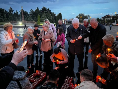 ТРАДИЦИОННАЯ АКЦИЯ «СВЕЧИ ПАМЯТИ» ВЕЧЕРОМ 8 МАЯ 2026-ГО ГОДА НА МЕМОРИАЛЕ «ВЕЧНОСТЬ» БЫЛИ ЗАЖЖЕНЫ 1418 ПАМЯТНЫХ СВЕЧЕЙ ПО ЧИСЛУ ДНЕЙ ВЕЛИКОЙ ОТЕЧЕСТВЕННОЙ ВОЙНЫ.