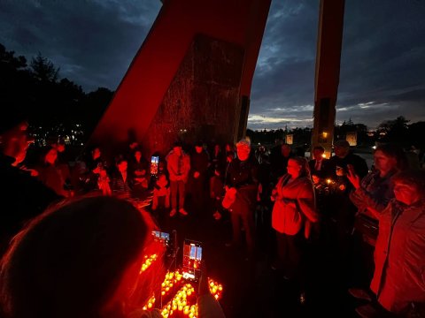 ТРАДИЦИОННАЯ АКЦИЯ «СВЕЧИ ПАМЯТИ» ВЕЧЕРОМ 8 МАЯ 2026-ГО ГОДА НА МЕМОРИАЛЕ «ВЕЧНОСТЬ» БЫЛИ ЗАЖЖЕНЫ 1418 ПАМЯТНЫХ СВЕЧЕЙ ПО ЧИСЛУ ДНЕЙ ВЕЛИКОЙ ОТЕЧЕСТВЕННОЙ ВОЙНЫ.