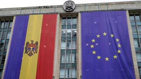 Две трети жителей Молдовы не верят в вероятность вступления в ЕС до 2028 года, как обещала президентка: Вот вам и результаты "еврореферендума Санду", и ее проигрыш на выборах в стране